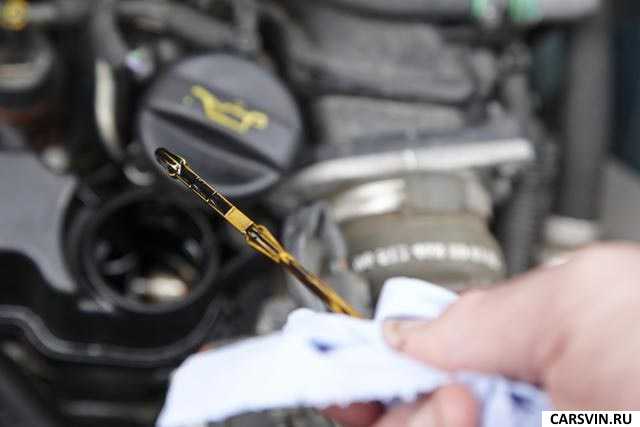 Почему масло в двигателе чернеет?